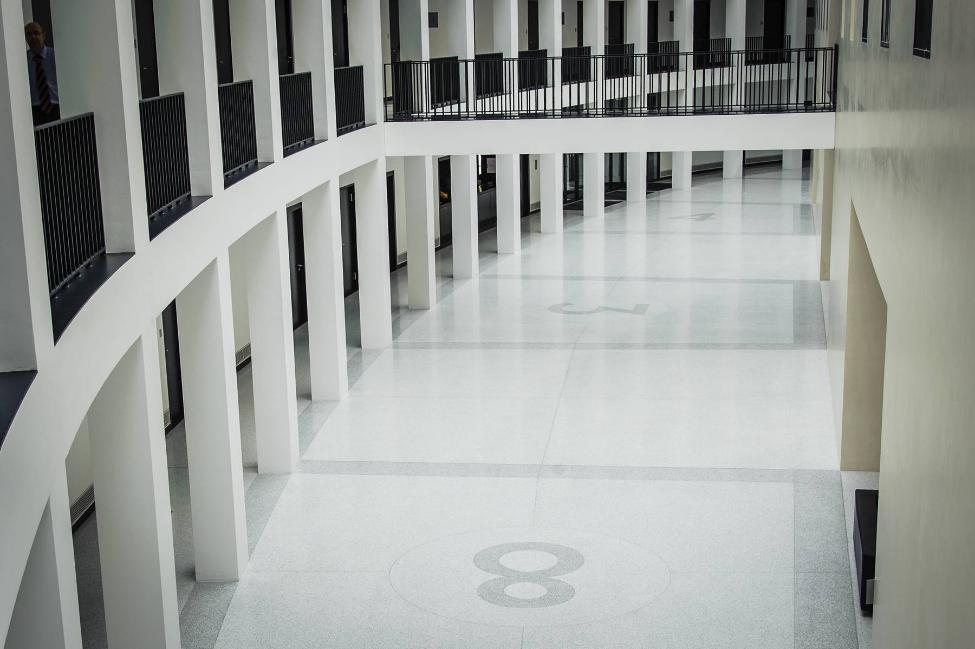 Der Terrazzoboden im Foyer des Bundespräsidialamtes ist durch ein "magisches Quadrat" der Zahlen 1 bis 9 strukturiert, deren Summe in der waagerechten, senkrechten und diagonalen Zahlenreihe immer 15 ergibt.