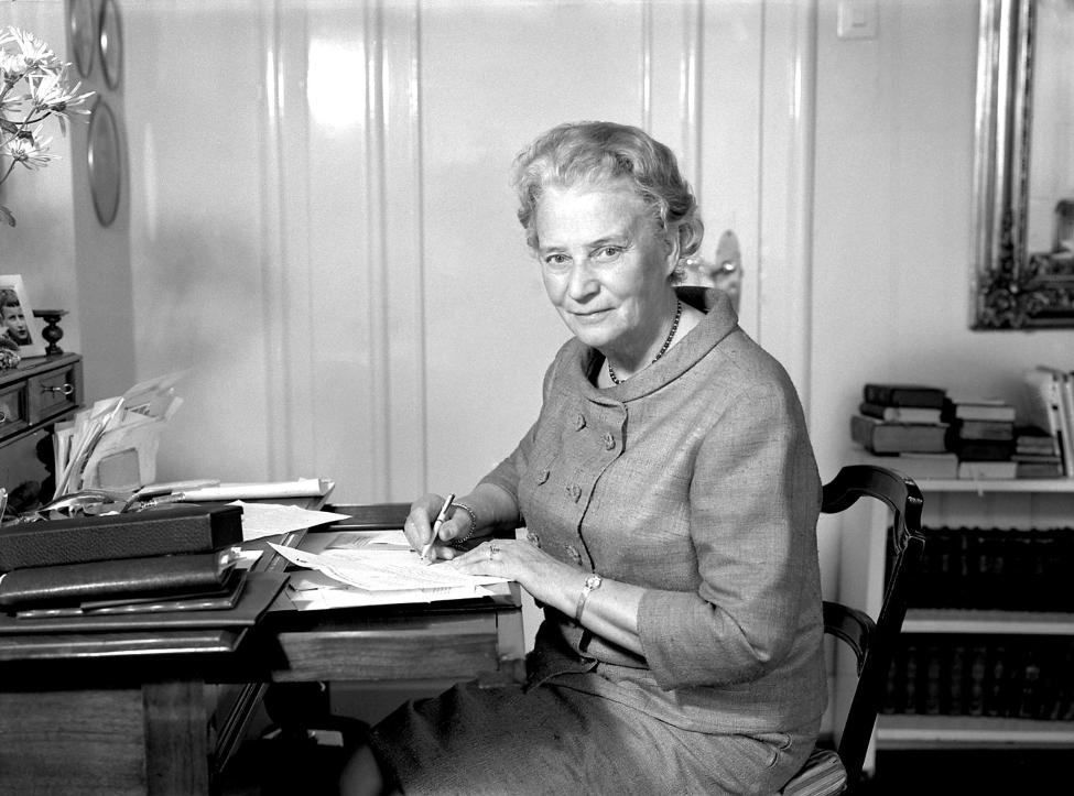 Hilda Heinemann am Schreibtisch in ihrer Wohnung im Jahr 1969