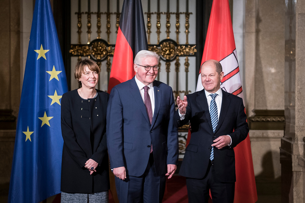 Bundespräsident Frank-Walter Steinmeier und Elke Büdenbender werden durch den Ersten Bürgermeister Olaf Scholz im Hamburger Rathaus anlässlich des Antrittsbesuchs in Hamburg begrüßt 