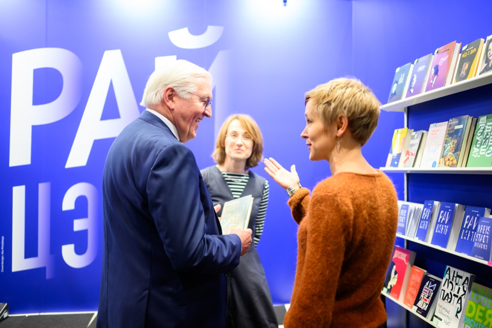 Bundespräsident Frank-Walter Steinmeier im Gespräch mit Mitarbeiterinnen des Stands der ukrainischen Verlage auf der Leipziger Buchmesse