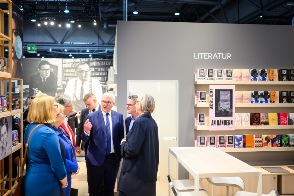 Bundespräsident Frank-Walter Steinmeier im Gespräch mit Mitarbeiterinnen des Rowohlt-Verlags auf der Leipziger Buchmesse
